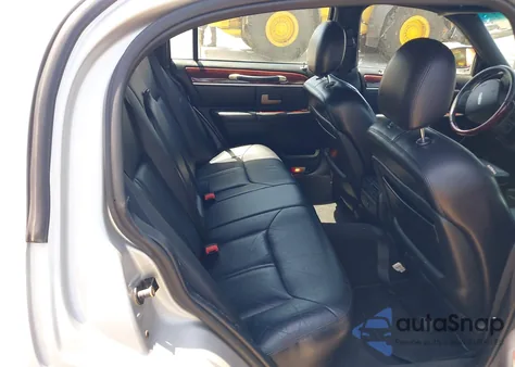 2005 Lincoln Town Car Signature Limited из США, поврежденный, VIN 1LNHM82W35Y661713